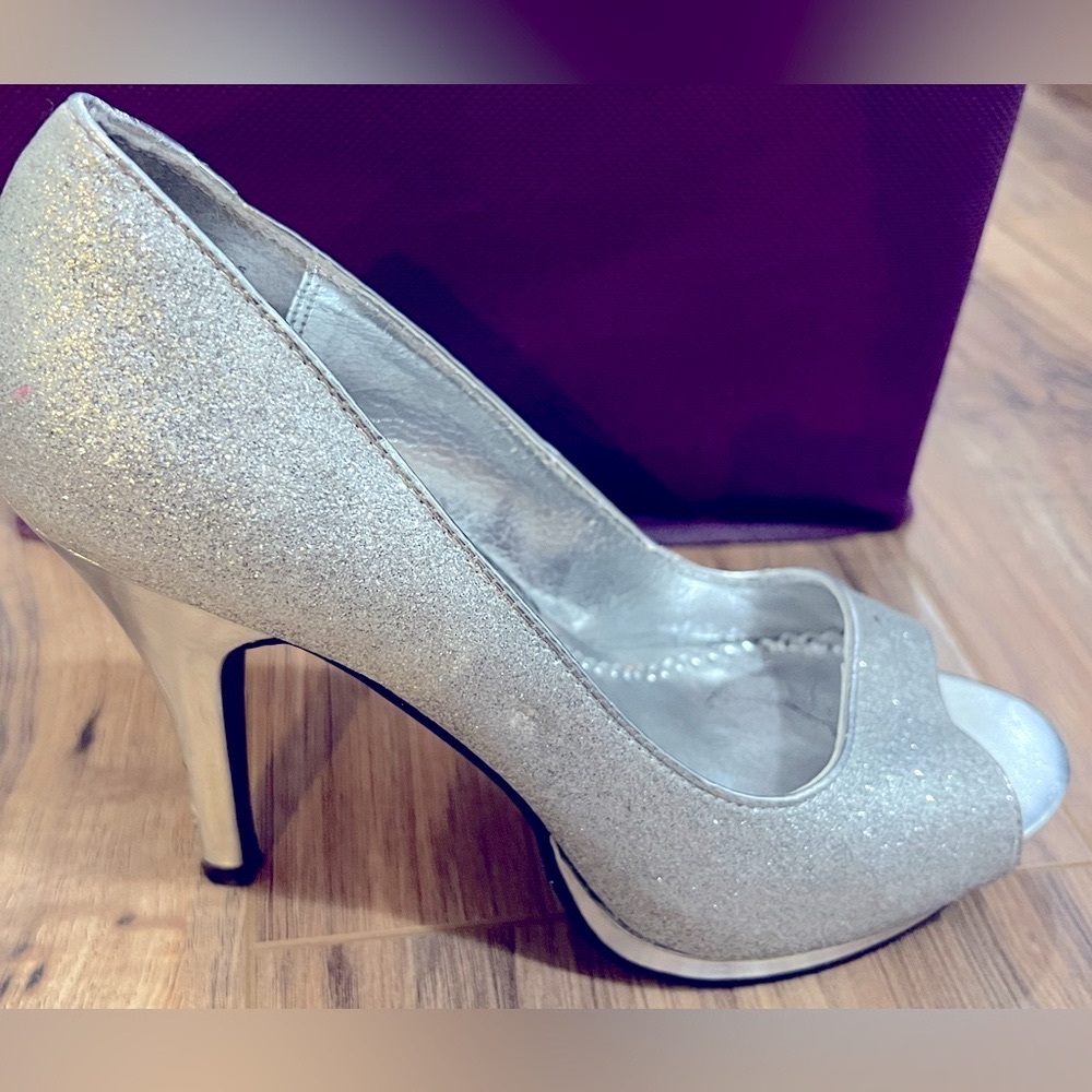 🪩✨ Rampage Silver Glitter 4 1/2 inch Pumps ✨